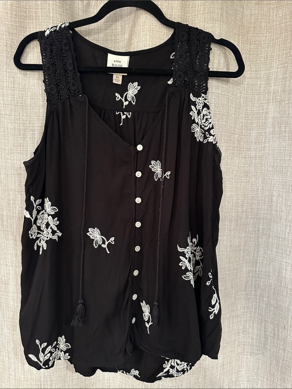 Knox Rose Black Sleeveless Embroidered Button-Front Camisole